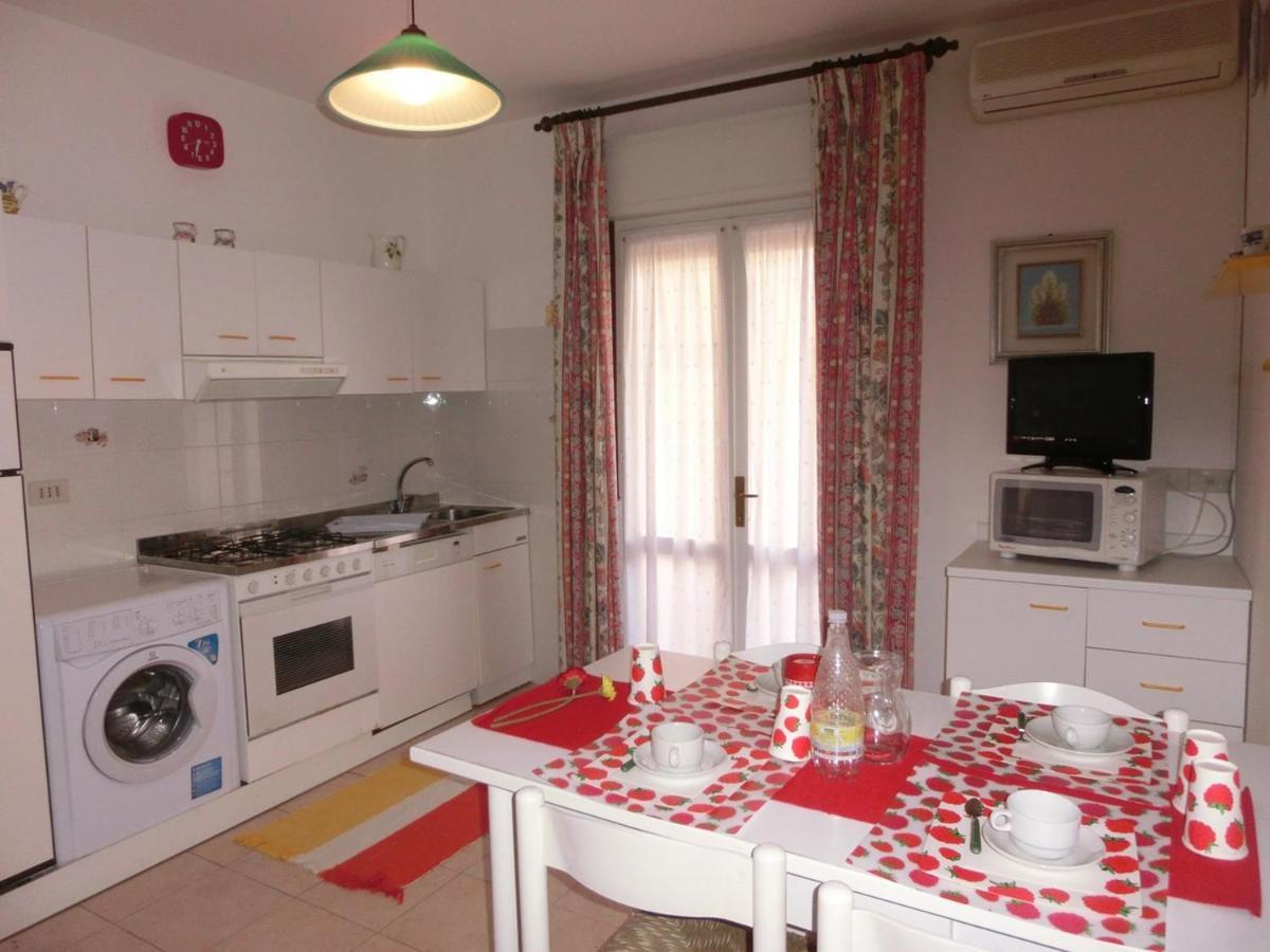 Nice Two-Bedroom Apartment 150M From The Beach บิบิโอเน ภายนอก รูปภาพ